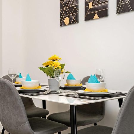 Appartamento Luxury 1Br King Bed Unit - Private Balcony Kitchener Esterno foto