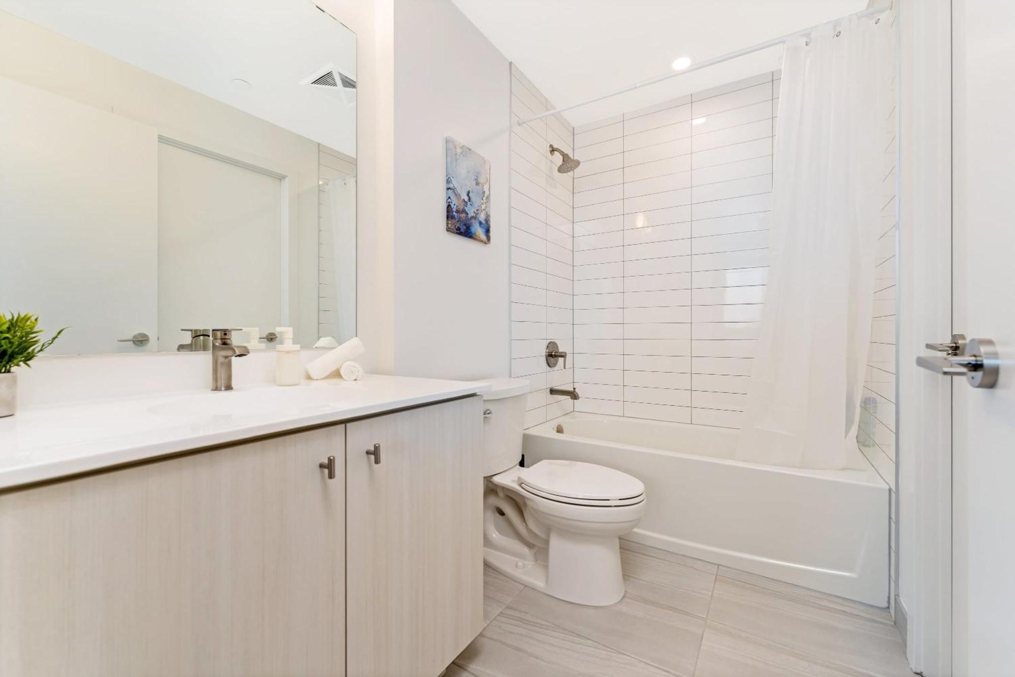Appartamento Luxury 1Br King Bed Unit - Private Balcony Kitchener Esterno foto