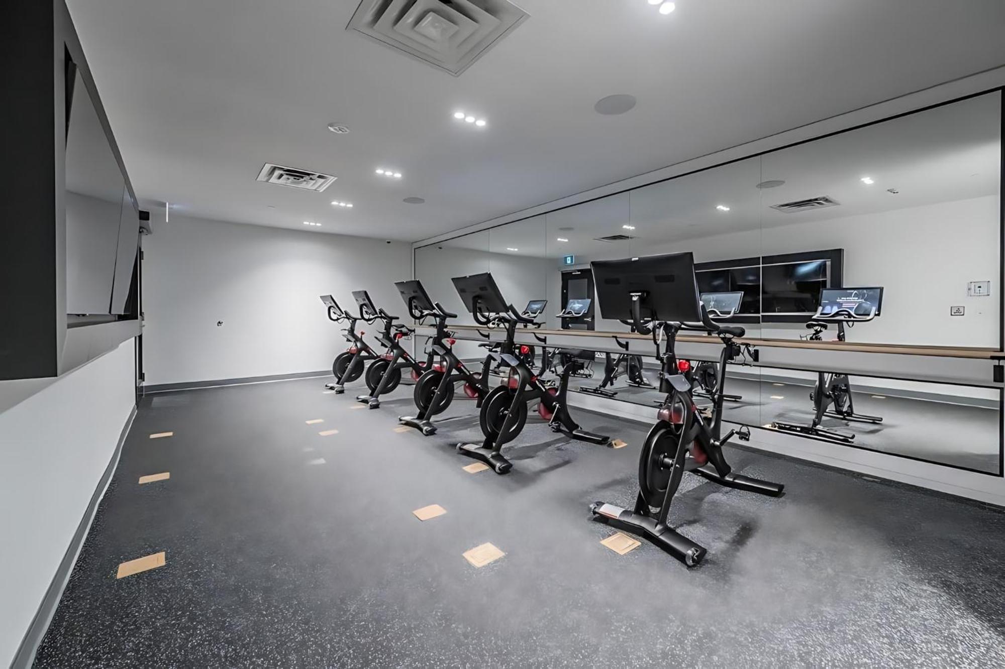 Appartamento Luxury 1Br King Bed Unit - Private Balcony Kitchener Esterno foto